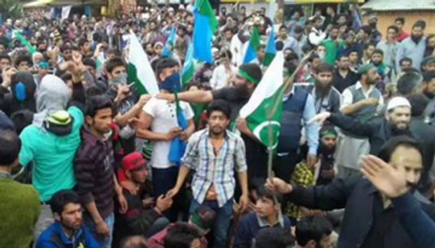 Kashmiris waves Pakistani Flags