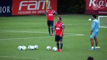 Valdivia se inspira em Montoya do Barça e tenta cesta em treino