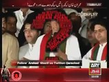 عمران کے منہ سے پھول جھر رہے ہیں جو اسے اب اکٹھے کرنا پڑ رہے ہیں -Imran Khan showering flowers for Nawaz Sharif which he has to pick himself later on..