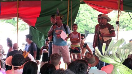 Índios acampam em frente ao Congresso