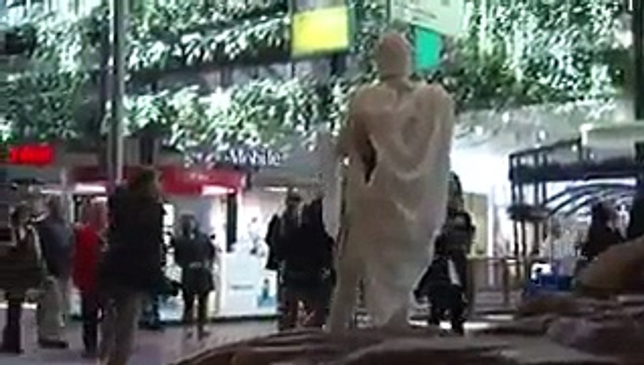 Living Statue Prank, HILARIOUS - Best TimePass