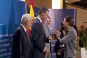 El Rey recibe regalo de Pablo Iglesias en Bruselas
