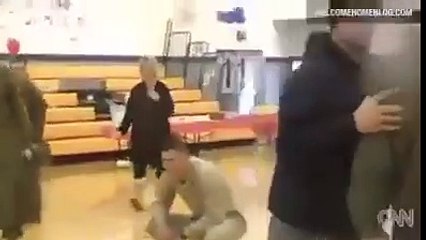 Amerikan deniz askerinin hasta oğlu babasını görünce ilk kez yürüyor.