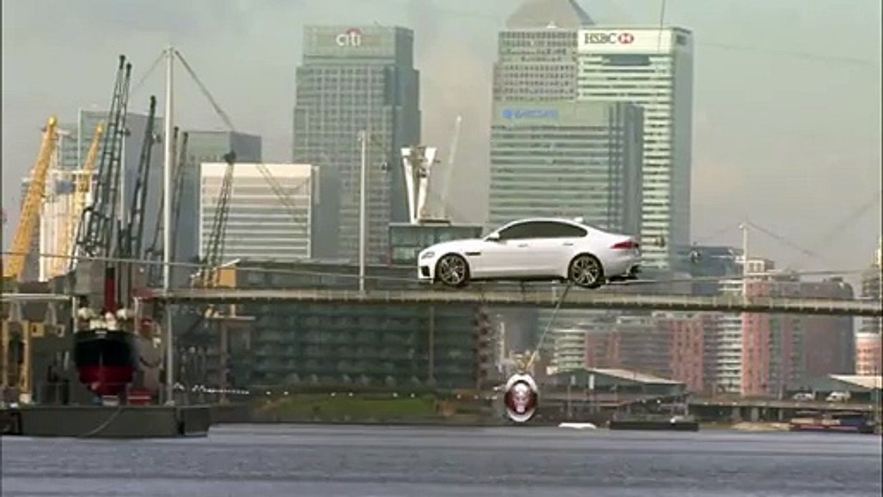 Car performs world_#039;s longest high-wire water crossing_2