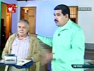 Maduro paró a una mujer en la calle para regalarle una camioneta