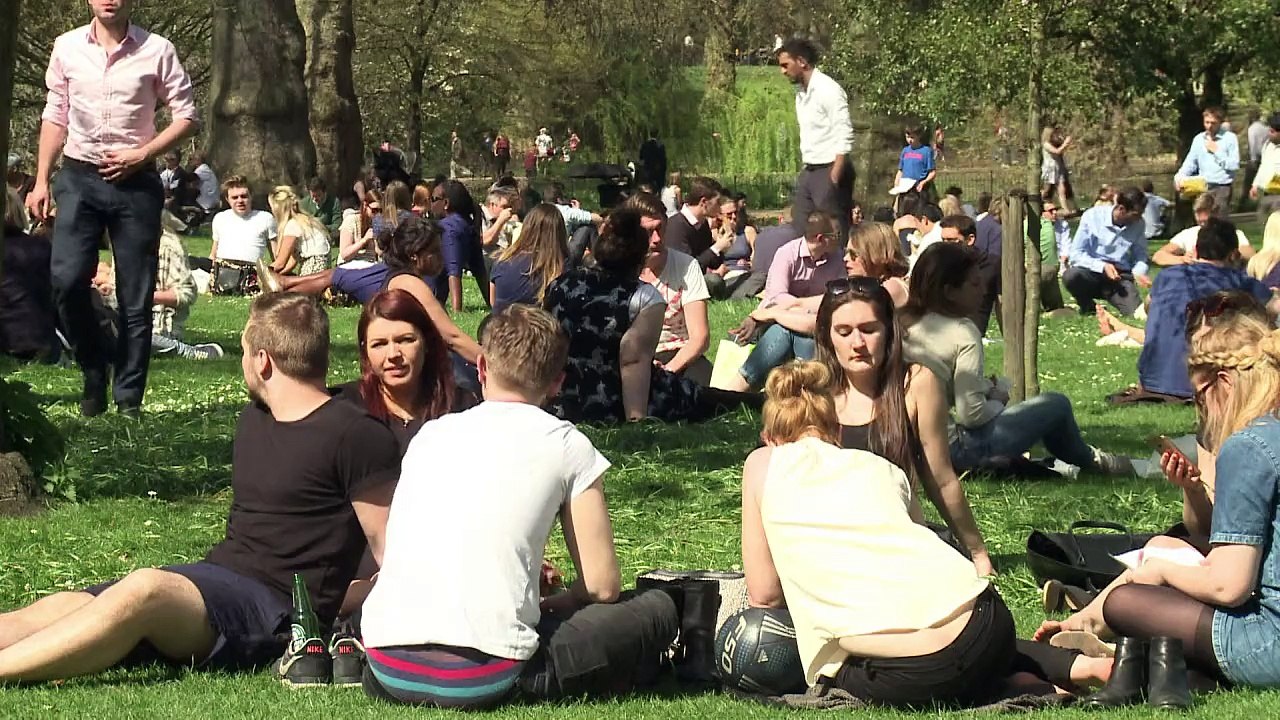 Londoners and tourists take advantage of balmy temperatures
