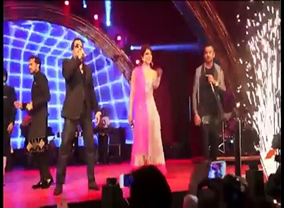 Indian Singer Mika Singh Slaps A Man From Audience