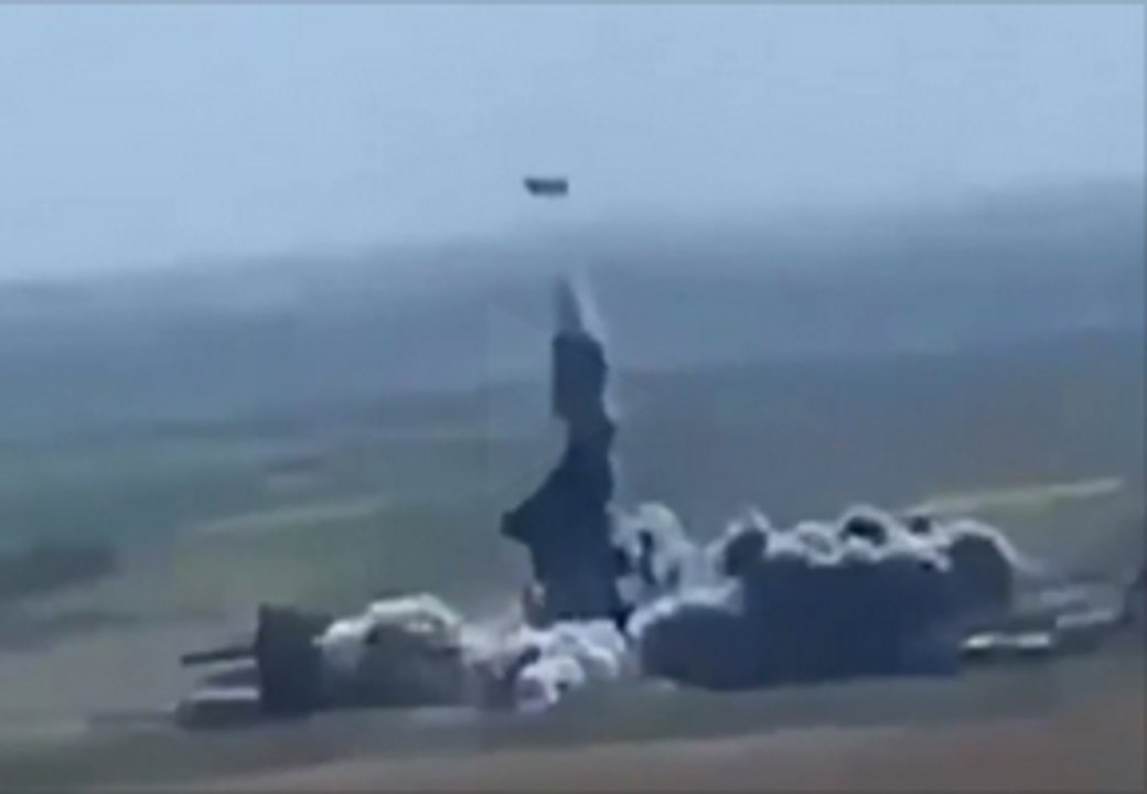 Une voiture kamikaze de l’État Islamique explose en l’air