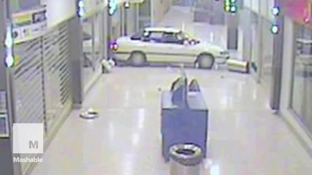 Footage shows burglars smash into mall, steal jewlery