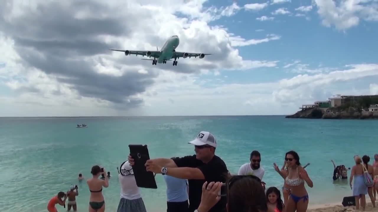 Krasse Selfies: Flugzeuge rasen nur 10m über Strandbesucher hinweg