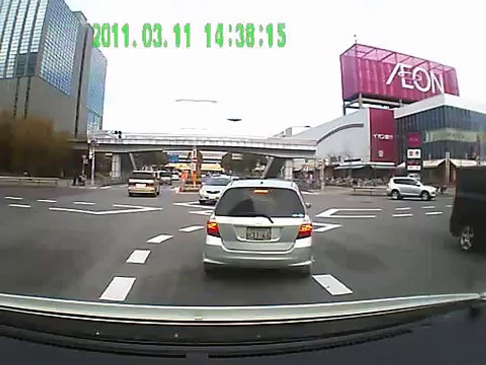 311東北大地震の瞬間　バスが大揺れ！海浜幕張駅