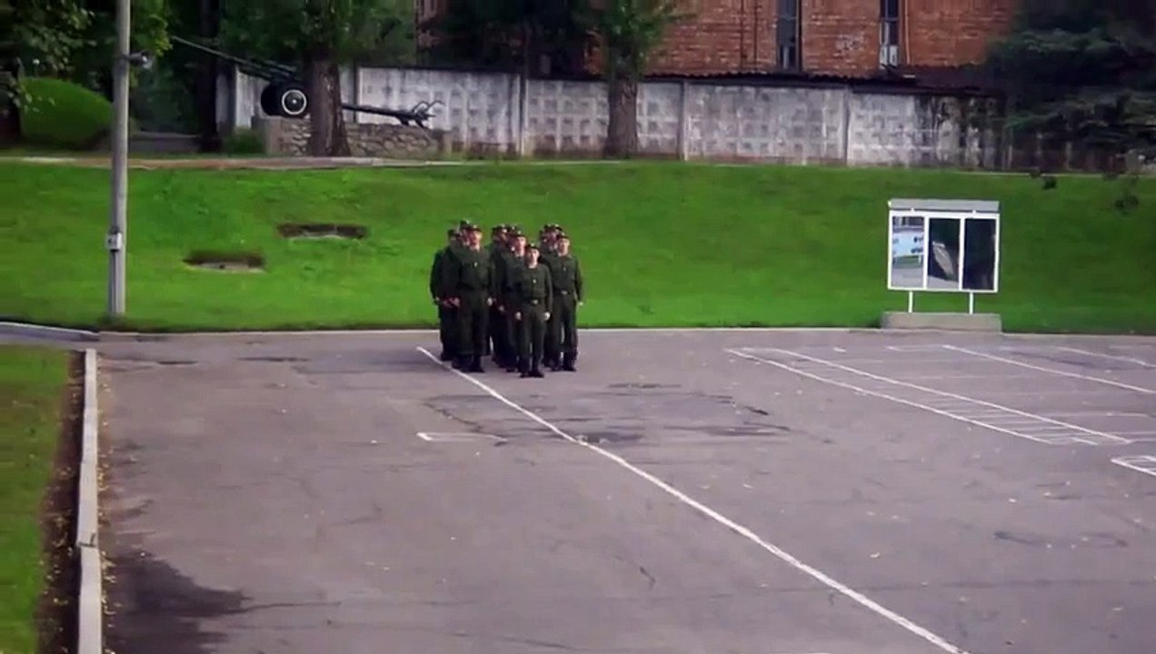 Ce que ces Militaires Russes Chantent Pendant leur entrainement est vraiment marrant !