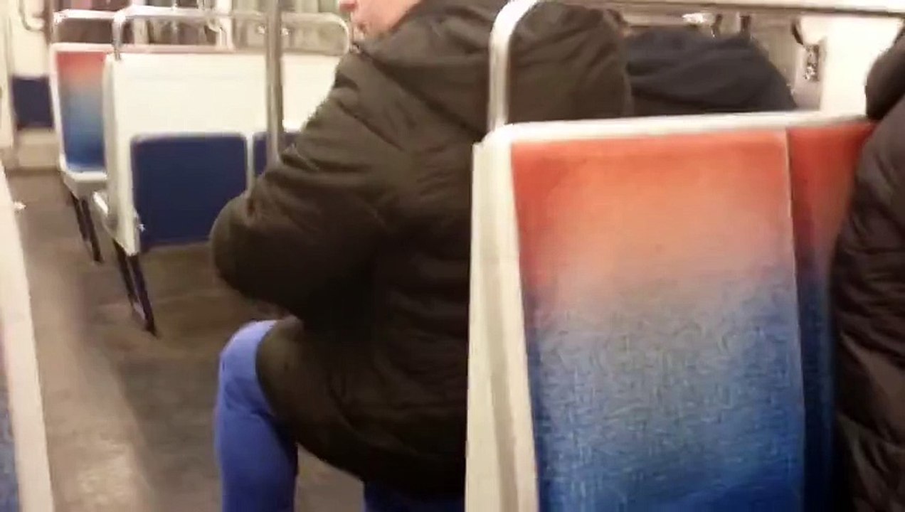 Quand les Portes du Métro Parisien reste Ouverte entre deux Stations