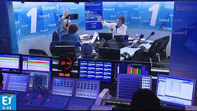 A Cannes, les gens sortent des salles