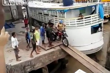 Dunya News - Motorcycle fell down into the sea -  Brave Hd Zone