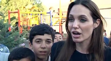 Скачать видео: Turkey: Angelina Jolie Meets Syrian Refugees