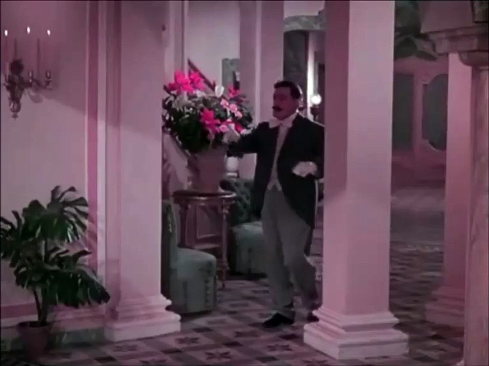 "Fatti un' altra risata in faccia a 'sto paio di baffi"!