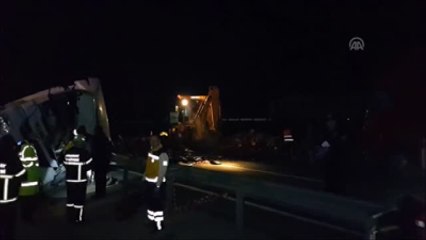 Demir Yüklü Tır Devrildi: 1 Ölü