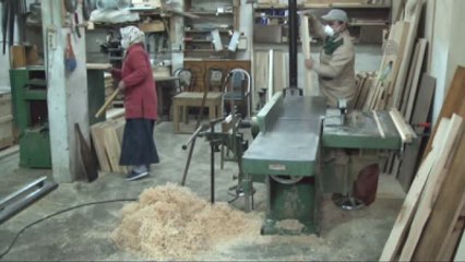 Çırak Bulamayan Eşi İçin Marangoz Oldu