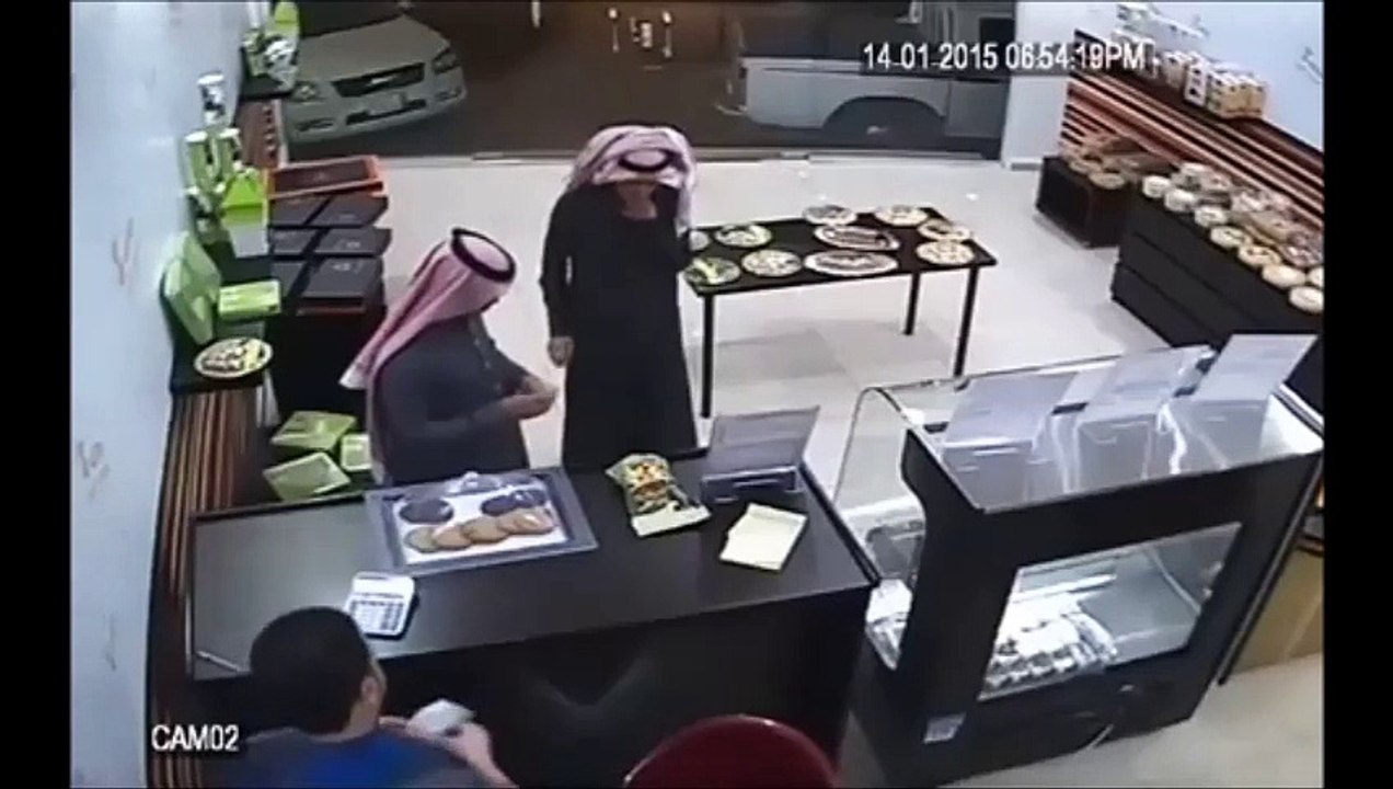 لص سعودي يسحر بائعاً