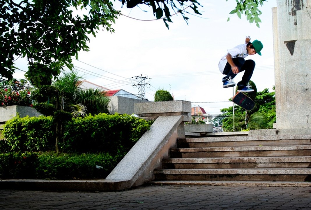 Smooth Kick flip indy on a skate