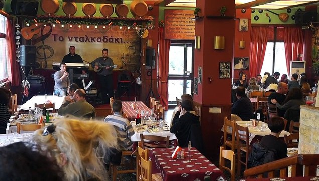 Το γλέντι συνεχίζεται την Κυριακή το μεσημέρι στο Νταλκαδάκι...... 29-03-2015 (video 3)