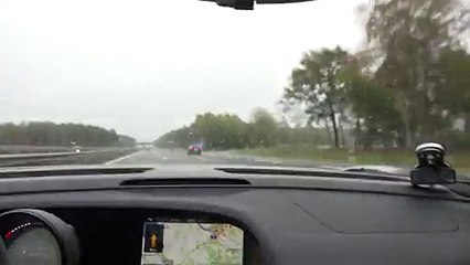 Une Porsche 918 poursuit une koenigsegg Agera R à plus de 350km/h sur une autoroute