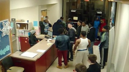 Le Quarterback Drew Barker se prend un coup de poing  violent du joueur de NFL Patrick Graffree