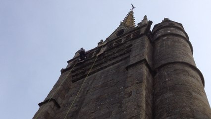 Les enfants descendent du clocher en rappel !