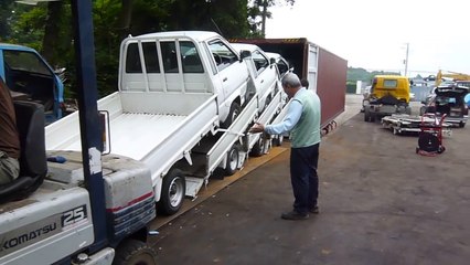 5 camionnettes 1 conteneur