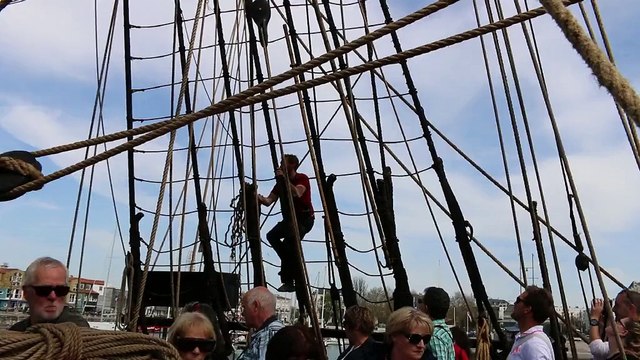 L'hermione: les marins fixent les voiles avant le départ