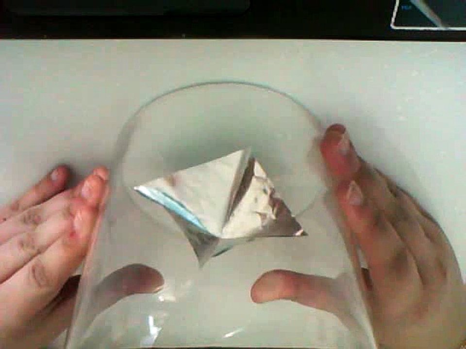 Télékinésie, rotation pyramide sans les mains, sous bocal