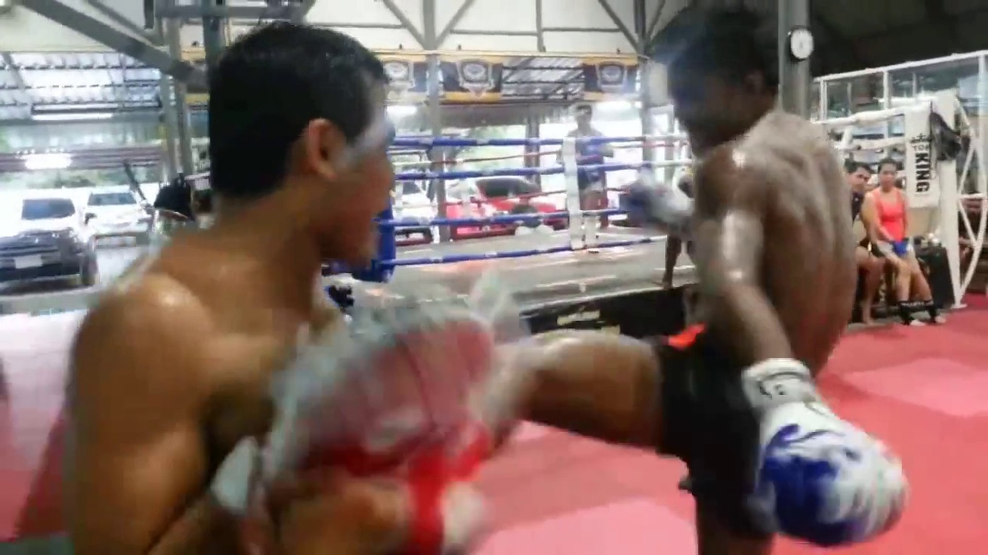 Le champion de Boxe Thaï en plein entrainement : séance de kick boxing bien  violente! - Vidéo Dailymotion