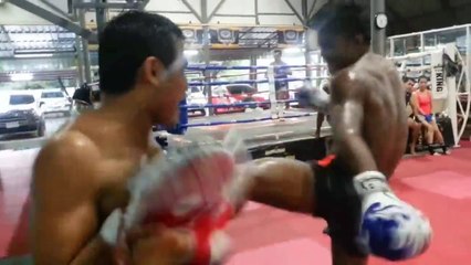 Le champion de Boxe Thaï en plein entrainement : séance de kick boxing bien violente!