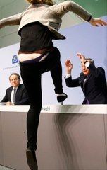 Mario Draghi'a Konfeti Atan Eylemci İsyan Etti