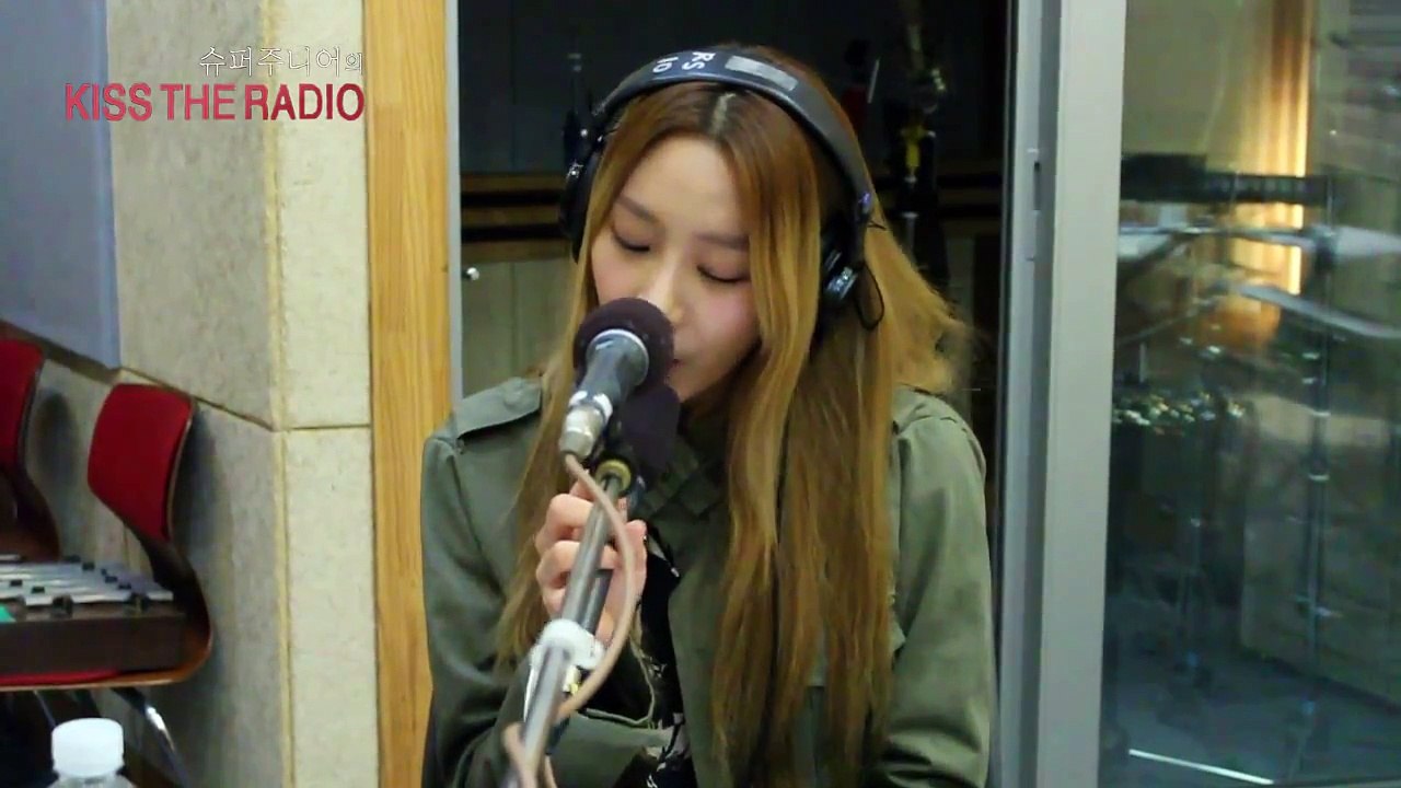 베스티 유지 'Kissing U' 라이브 LIVE / 150412 [슈퍼주니어의 키스 더 라디오]