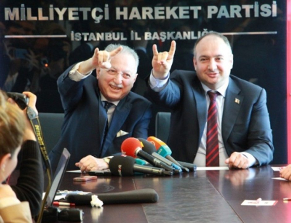 Ekmeleddin İhsanoğlu, "Bozkurt" İşareti Yerine "Rock"çı İşareti Yaptı