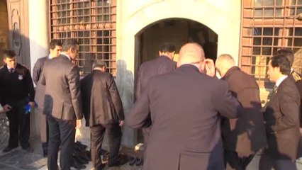 İçişleri Bakanı Öztürk, Mevlana Müzesi'ni Gezerek, Dua Etti