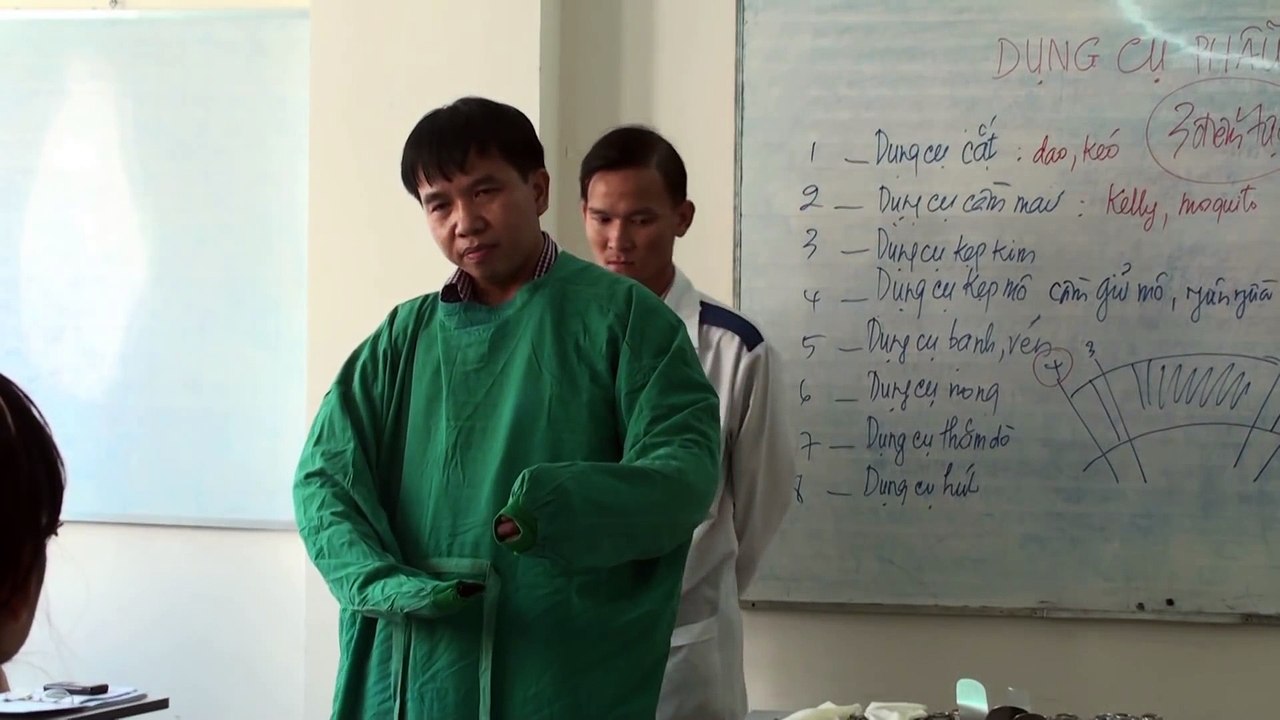 Cao đẳng Y Dược Hà Nội hướng dẫn: Dụng cụ phẫu thuật căn bản, mặc áo, mang gant.