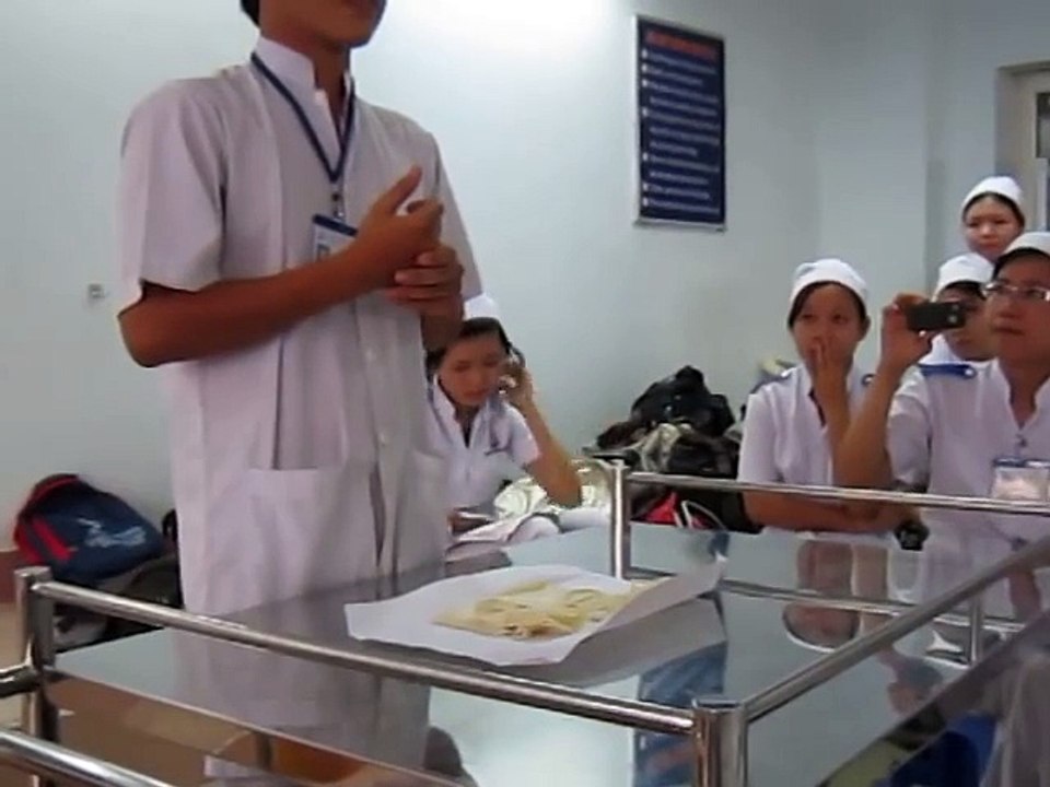 Cao đẳng Y Dược Hà Nội hướng dẫn: Đeo Găng Tay Vô Khuẩn