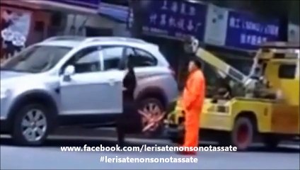 Mentre portano via la macchina con il carro attrezzi...