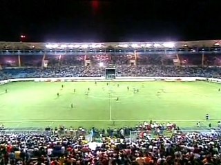 Ronaldinho se destaca em jogo contra Messi