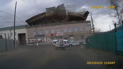 Strong winds tore the roof of a two-storey building in Chita (Russia)
