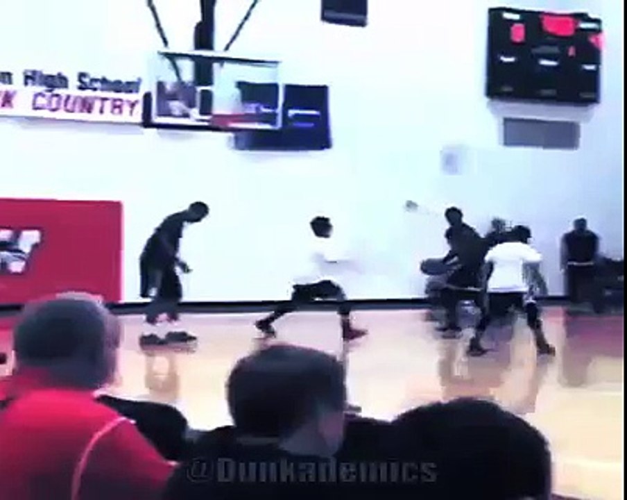 Basket - Angelo Sharpless dunke après avoir fait passer la balle par-dessus le défenseur