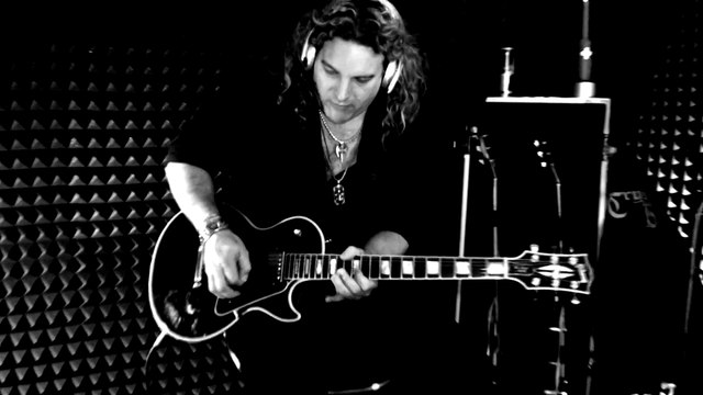 Crystal Ball - CRYSTAL BALL y Noora Louhimo (Battle Beast) - Eye To Eye (VIDEOCLIP OFFICIAL)