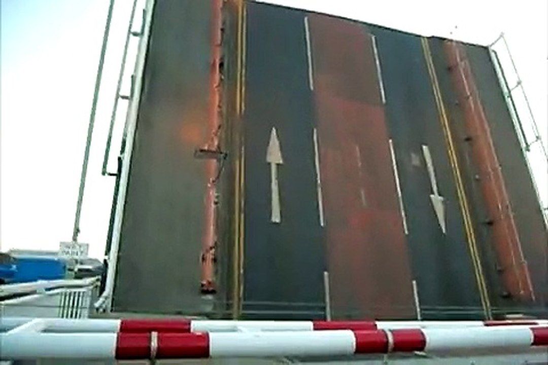 Lowestoft Bascule Bridge Raising
