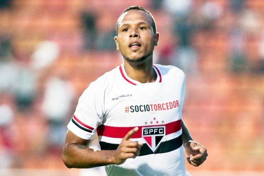Michel Bastos defende permanência de Luis Fabiano no São Paulo
