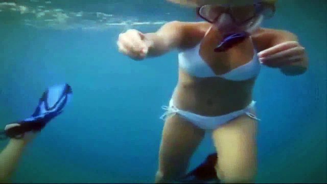 Woman Feeding Eels Fish - Sounds Crazy But Awesome Work