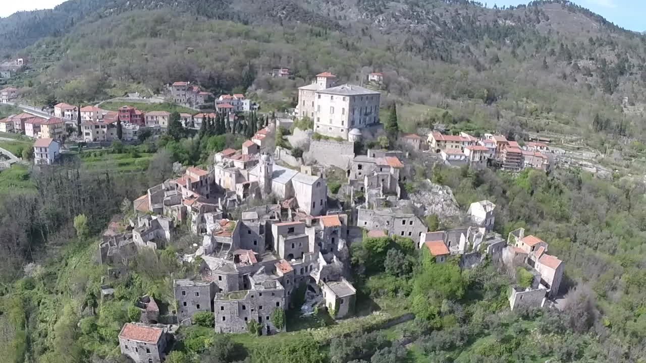 So sieht die italienische Geisterstadt Balestrino von oben aus