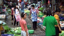 市場を走る列車～タイ メークロン市場にて Maeklong market and train รถไฟ